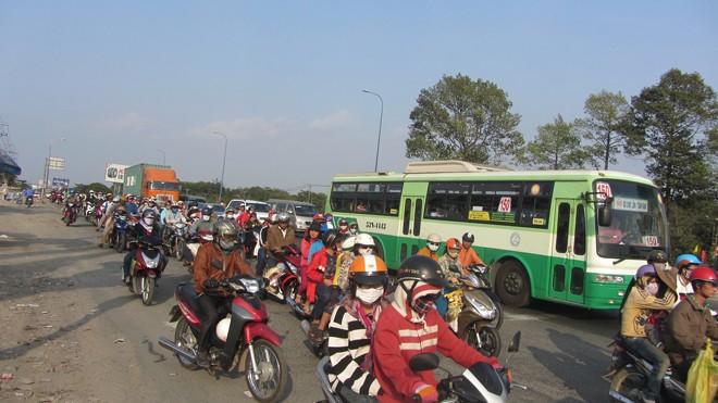 Sau Tết, nhà ga, sân bay TP.HCM kín người ra vào - ảnh 1